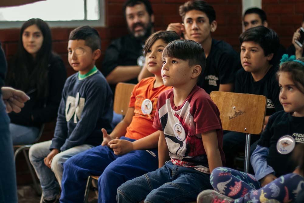 Niños atentos durante una actividad en la sede