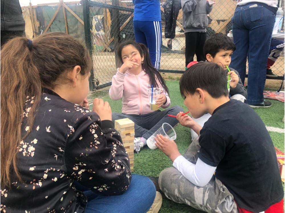 Niños compartiendo en un Funny Day